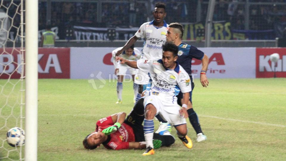 Proses%20kemelut%20terjadi%20gol%20Arema%20Cronus%20ke%20gawang%20Persib%20Bandung%20yang%20dicetak%20Raphael%20Maitimo.